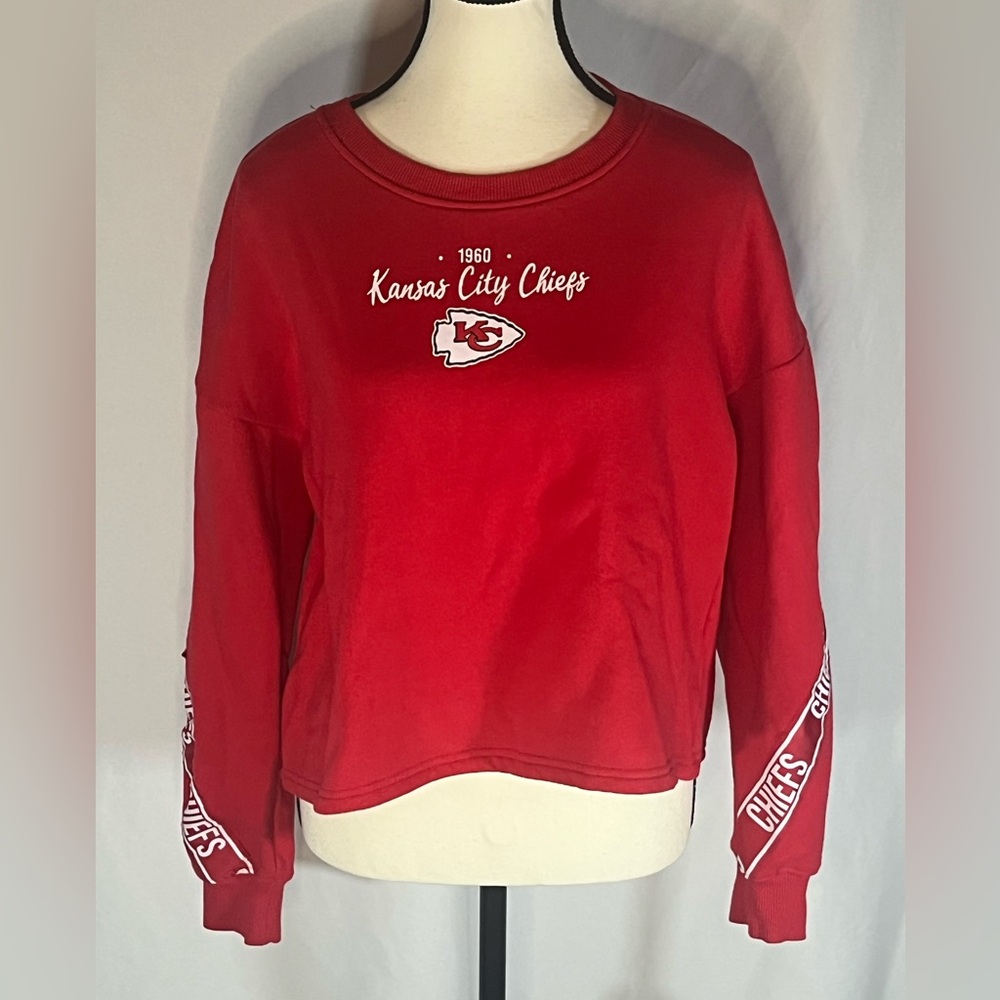 Wear By Erin Andrews Long Sleeve Cropped Crewneck Kansas City Chiefs Sweatshirt